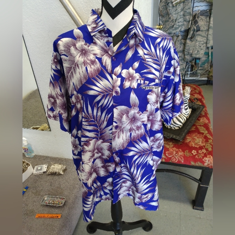 Paradise Cayman Island floral shirt size L